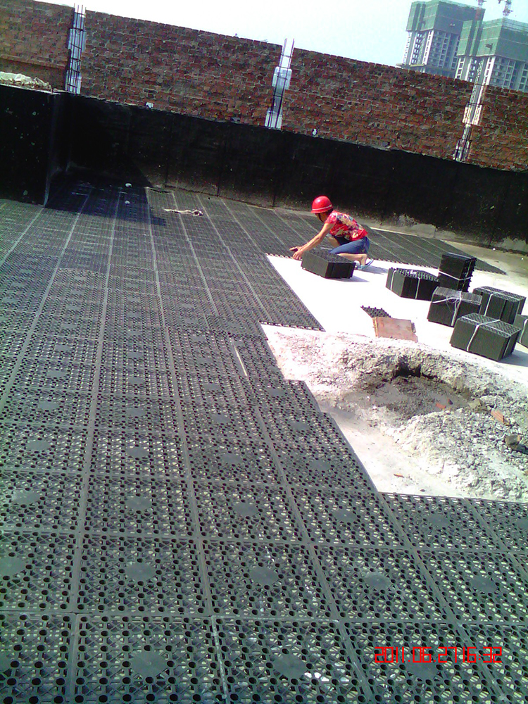 屋顶花园蓄排水板铺设